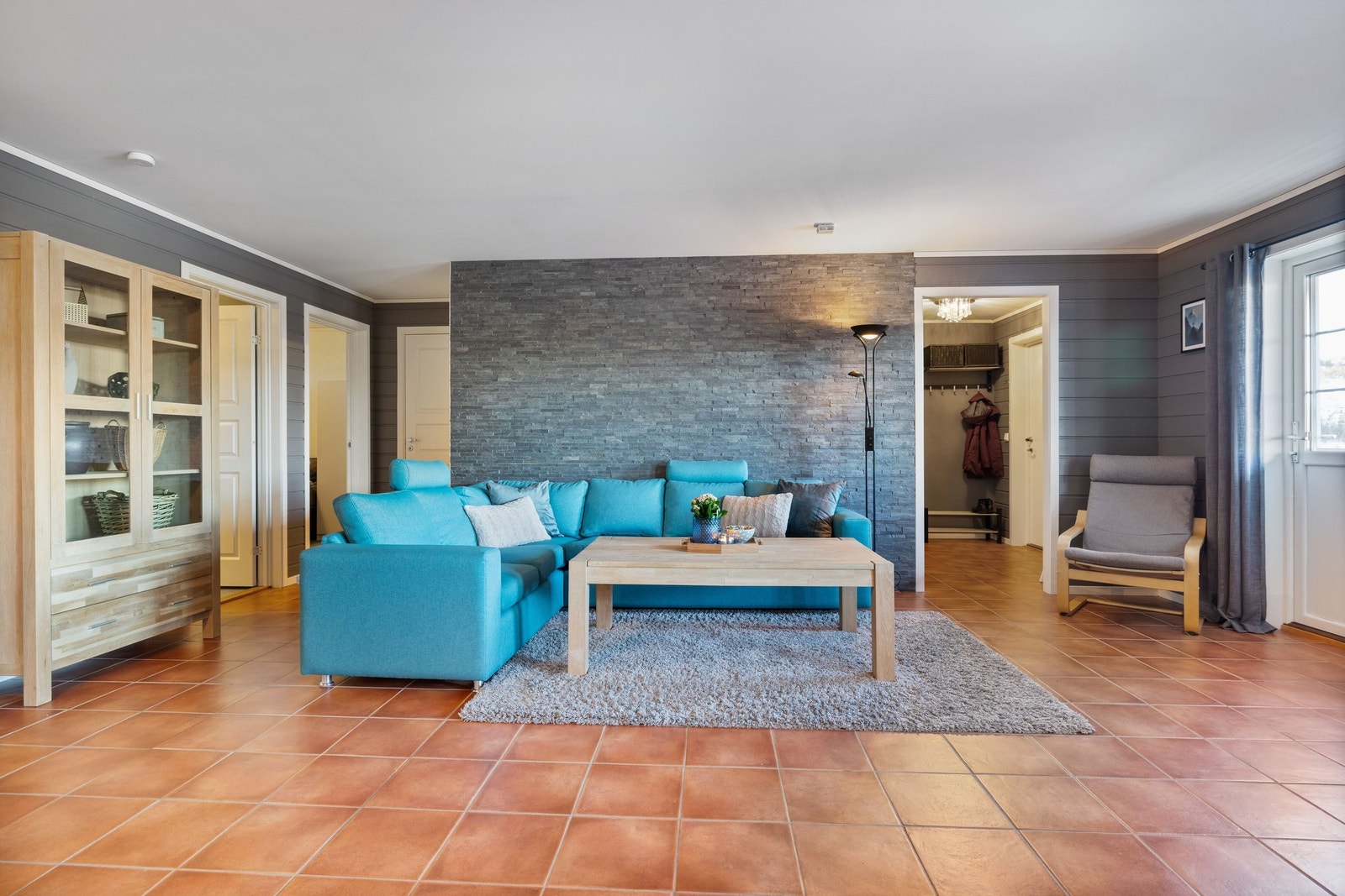 God plass til stor sofa. Skifer på vegg. Galleribilde