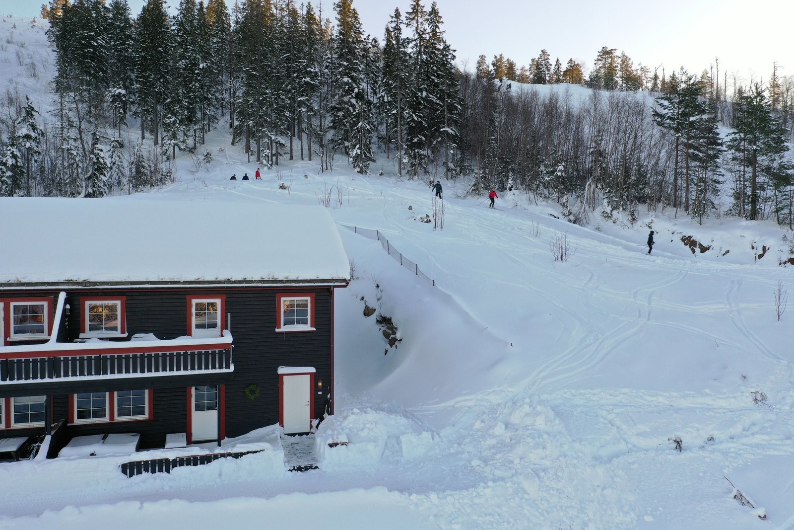Leiligheten ligger helt inntil bakken, spenn på skiene og kjør rett ut Galleribilde
