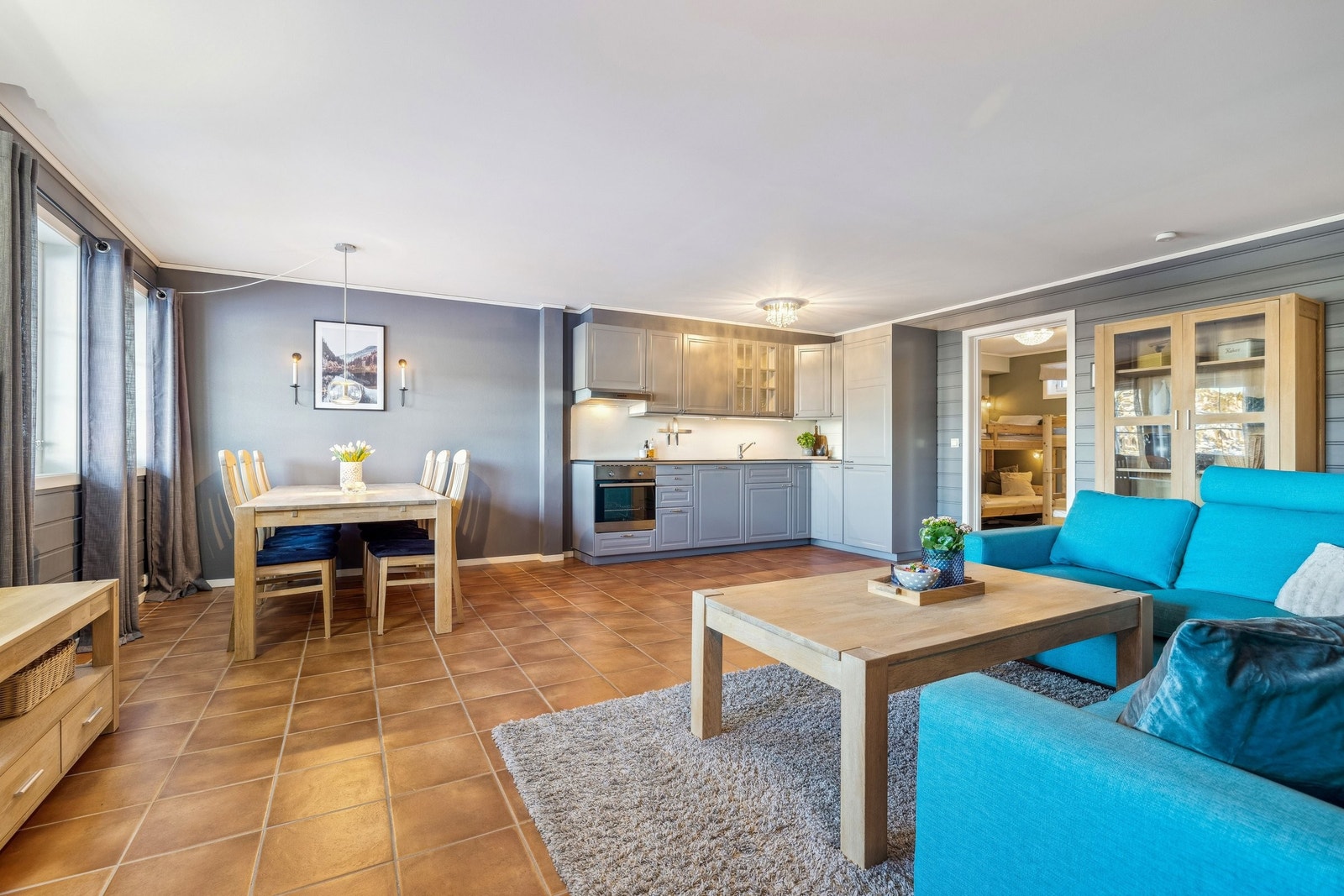 Rolmslig oppholdsrom med flere møbleringsmuligheter Galleribilde