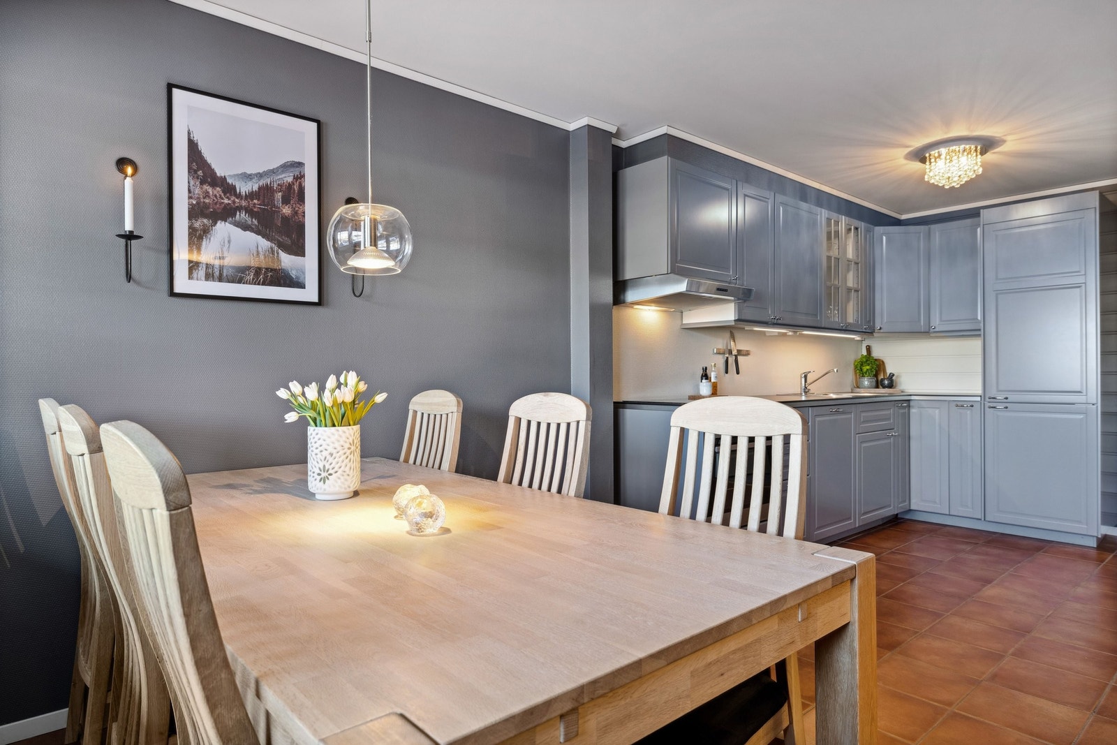 Moderne kjøkken med integrerte hvitevarer Galleribilde