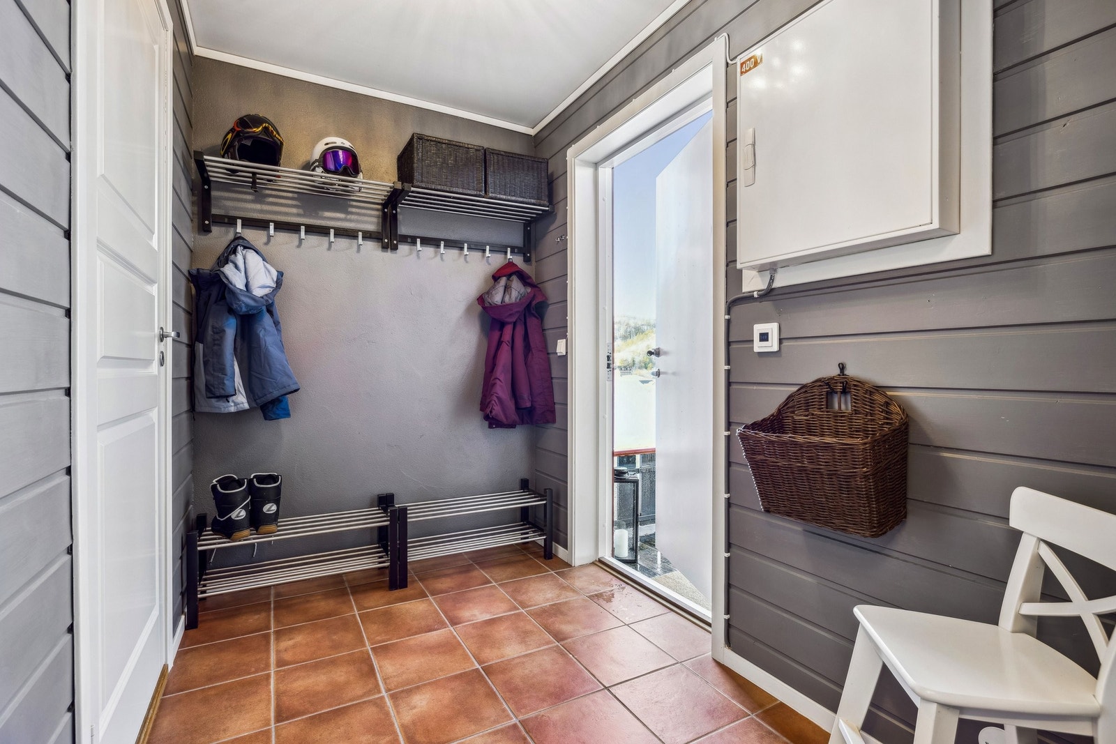 Praktisk og romslig gang med godt plass til å henge fra seg yttertøy og sko Galleribilde