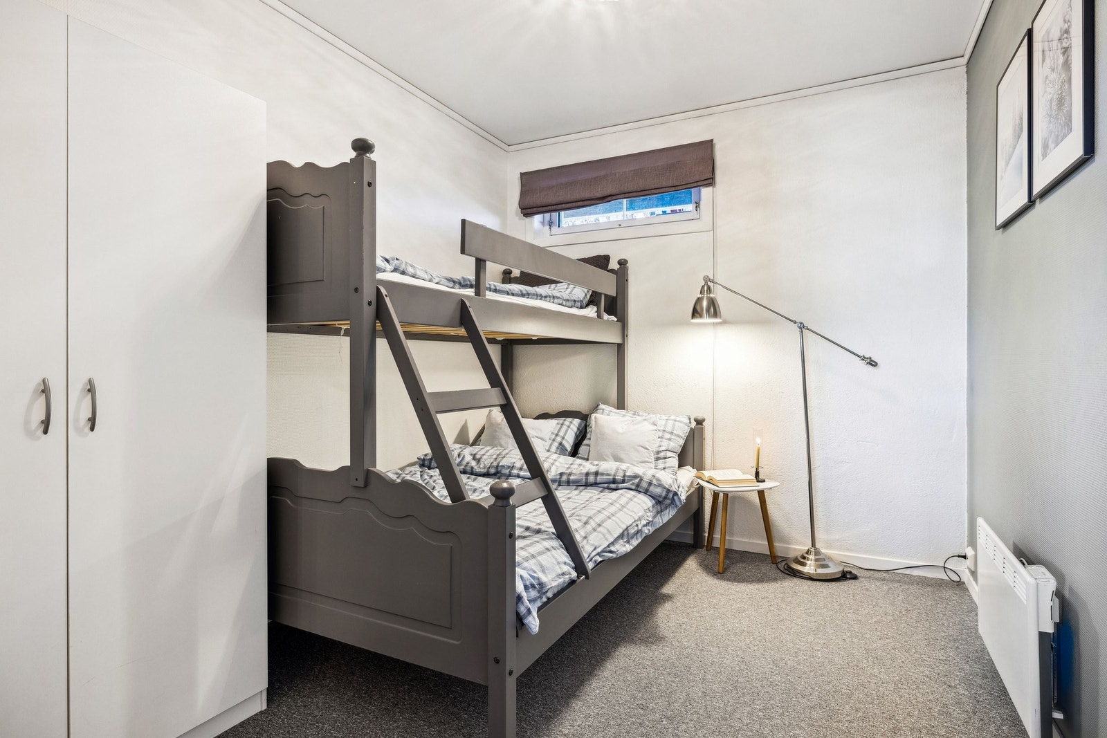 Soverom med familekøye og garderobeskap Galleribilde