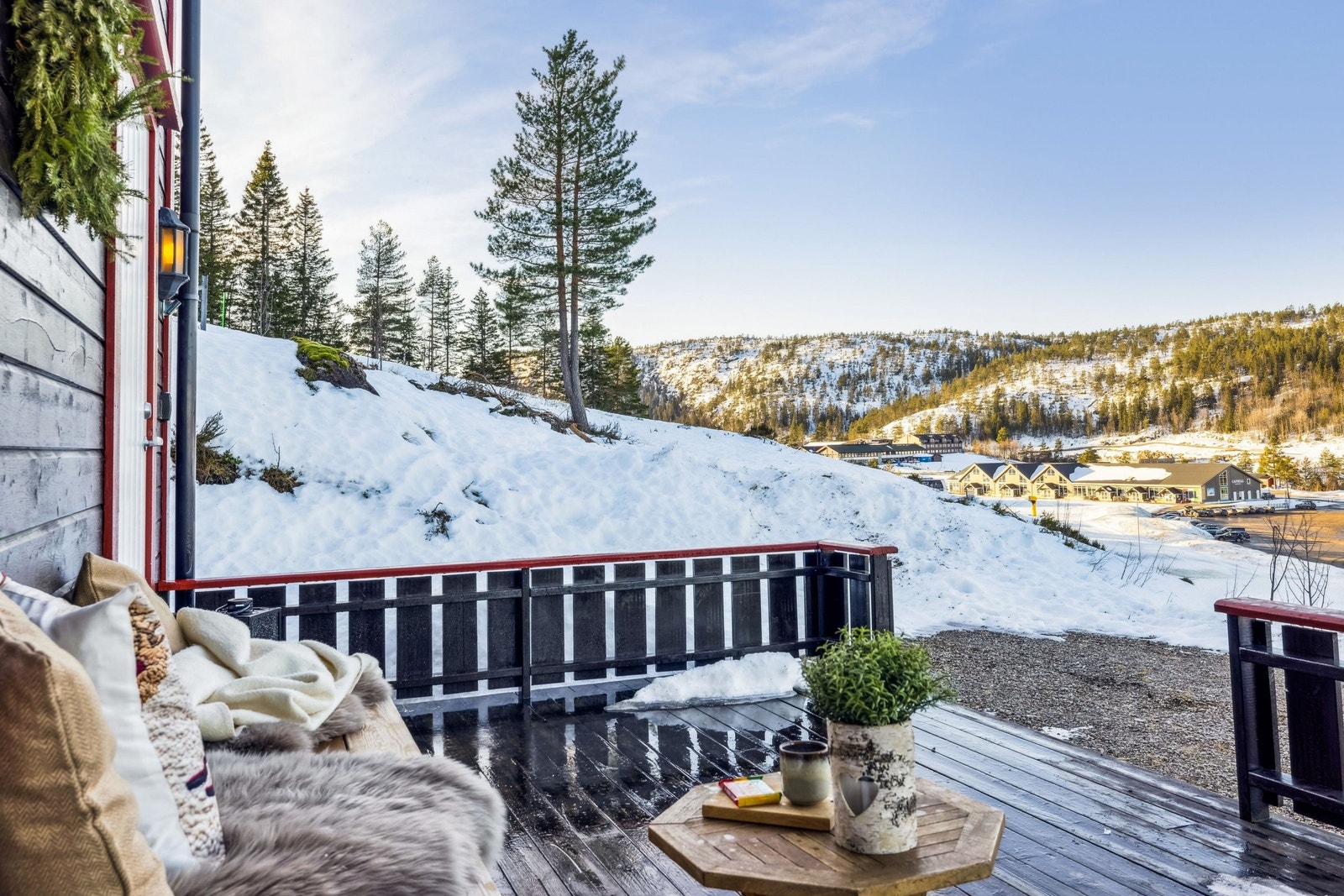 Fra terrassen har du fin utsikt og ser ned til skisenteret Galleribilde