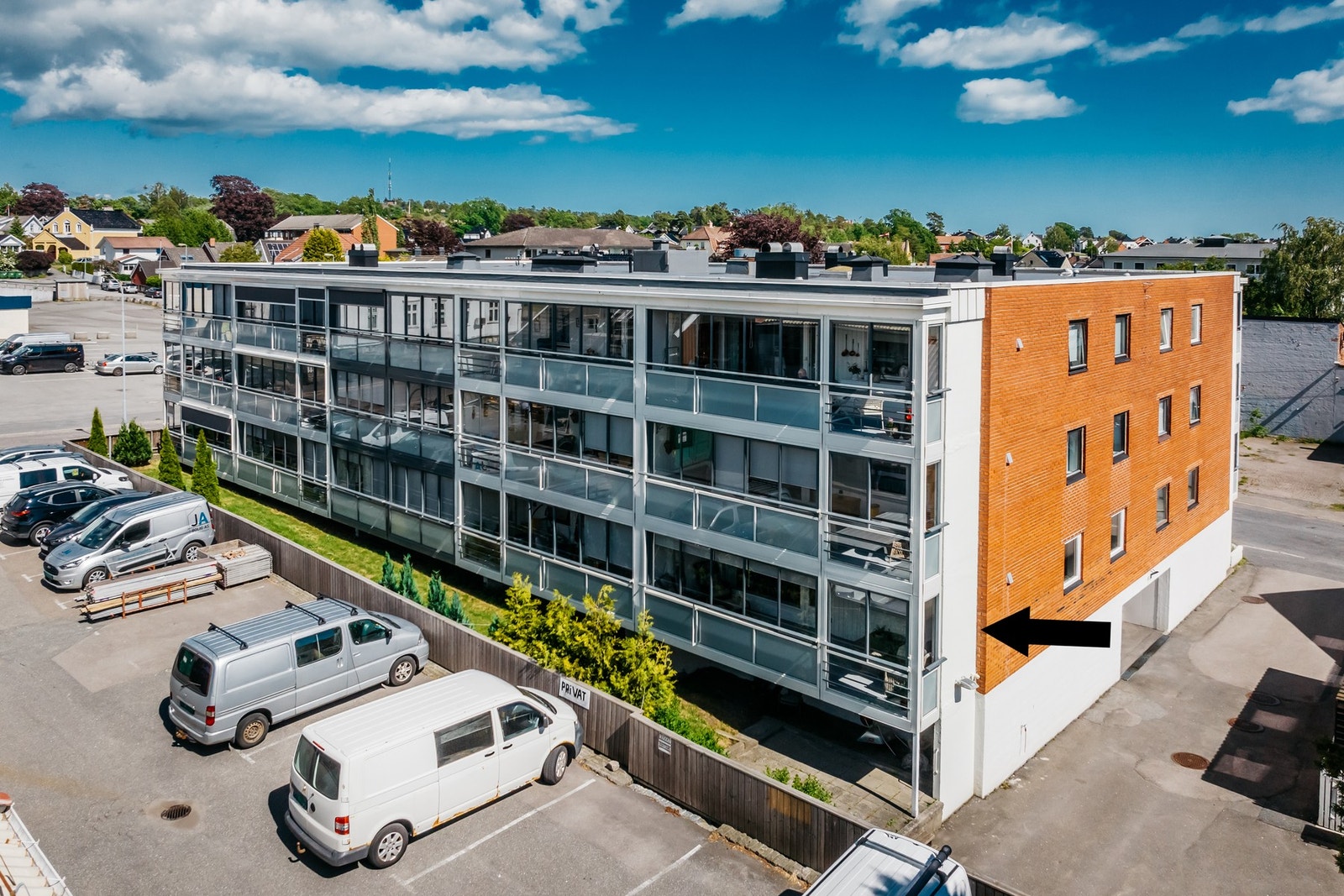 Leiligheten ligger i høy 1. etasje med nydelig innglasset balkong. Dette er et rolig område i byen. Galleribilde