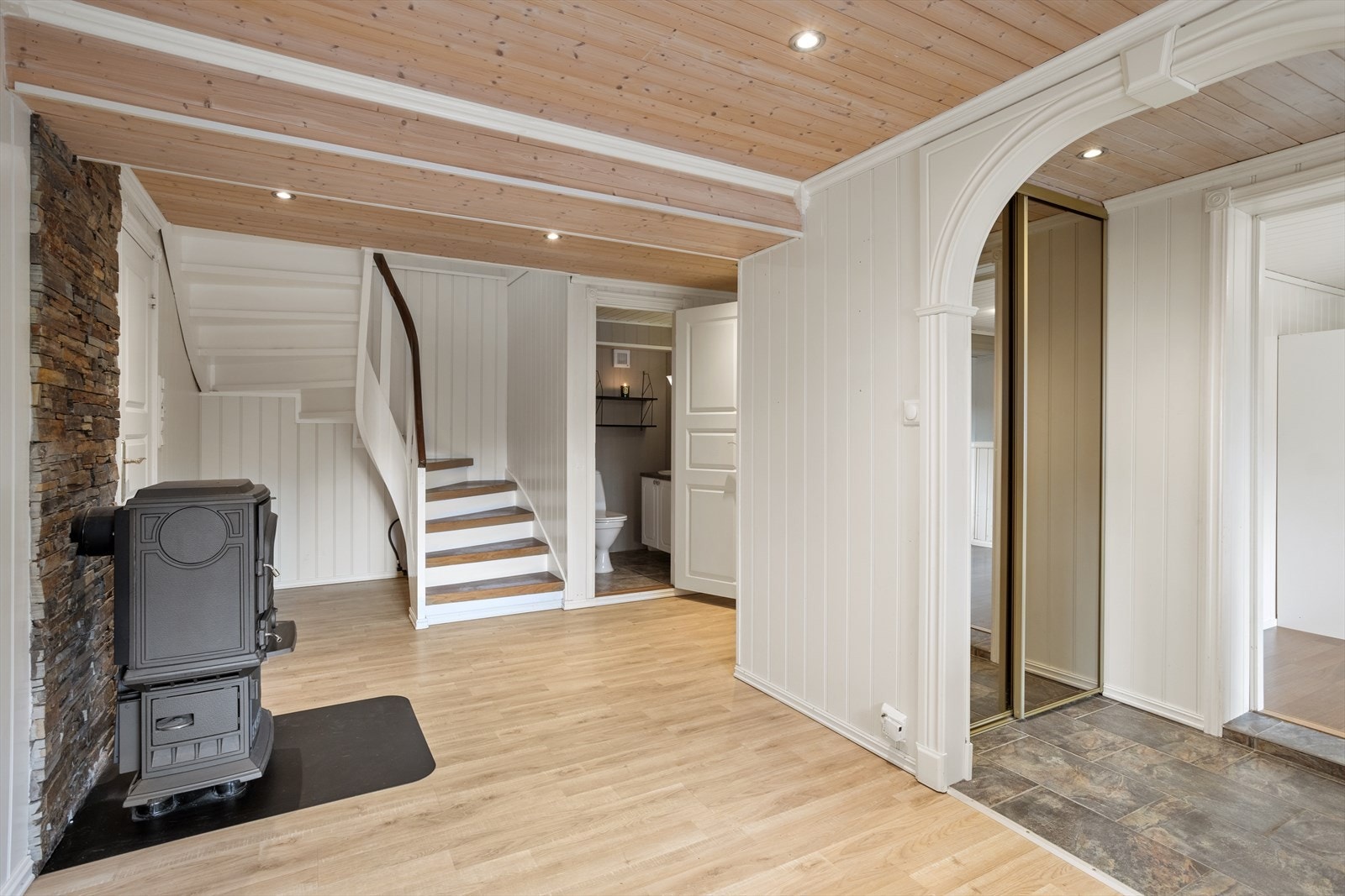 Gang med trapp opp til 2. etasje. Galleribilde