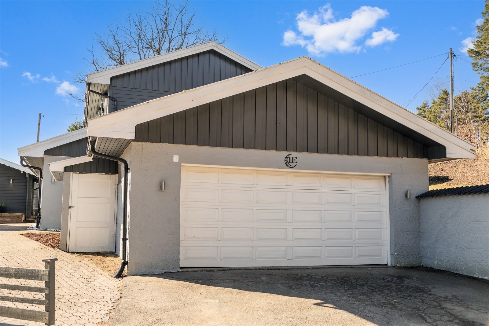 Dobbelgarasje og asfaltert gårdsplass Galleribilde