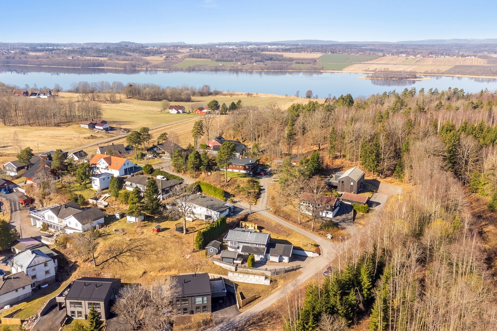 Dette er en velholdt og trivelig enebolig over to plan i et hyggelig og veletablert nabolag. Galleribilde
