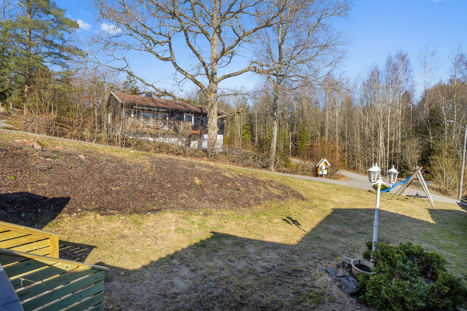 Selv lekeplassen tilhører eiendommen og tomten. Galleribilde