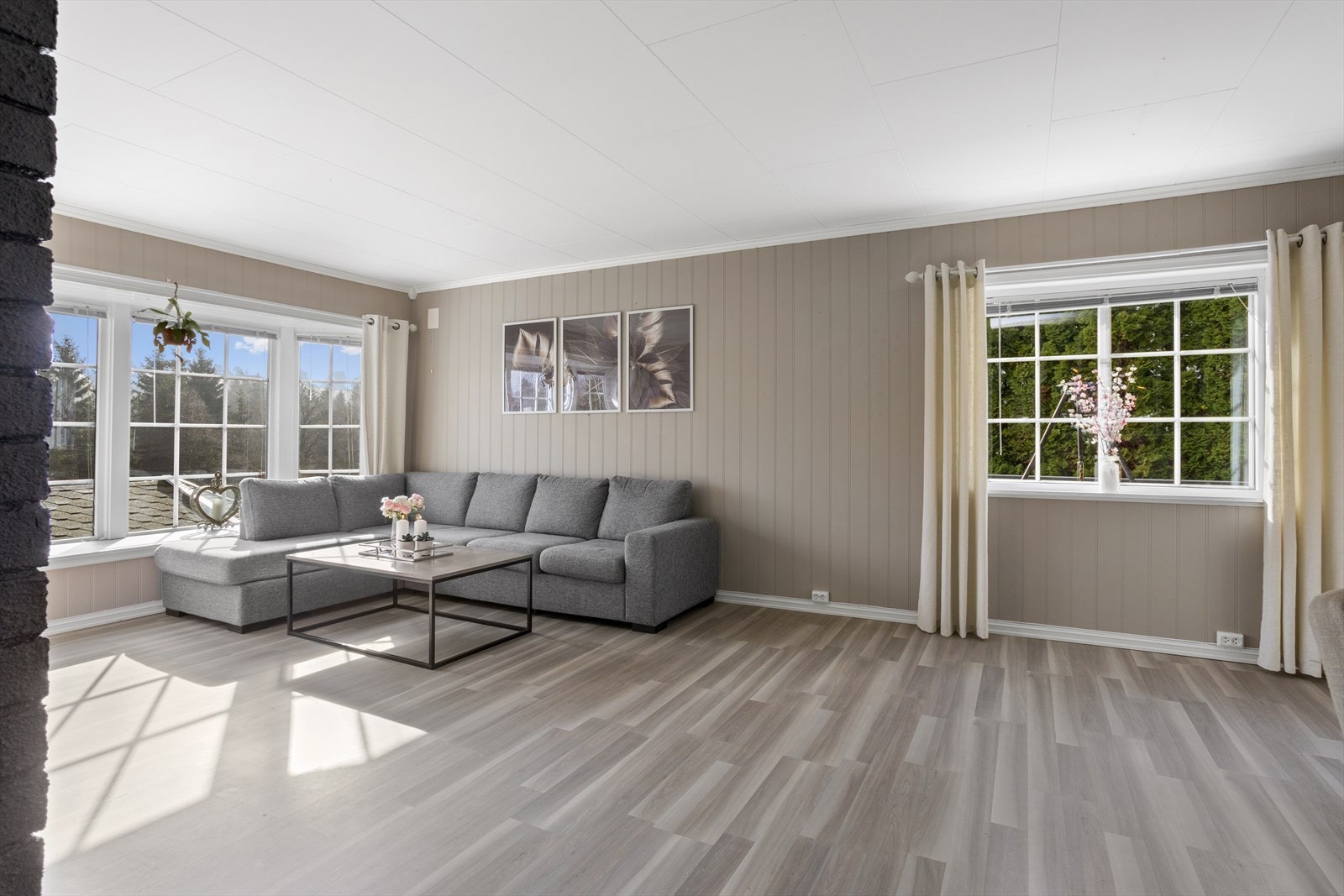 Stuen fremstår lys og innbydende, med en åpen og luftig atmosfære. Galleribilde