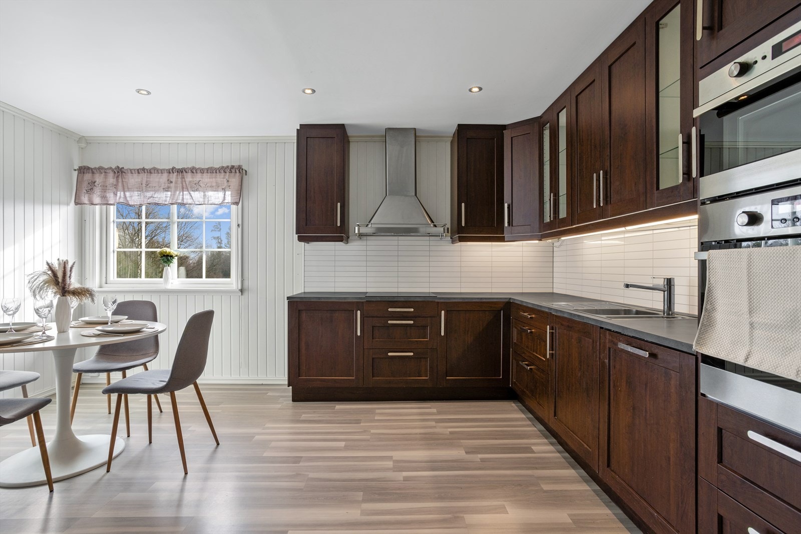 Kjøkken i eget område. Også god plass til spiseplass. Perfekt til f. eks frokost eller lette måltider. Galleribilde