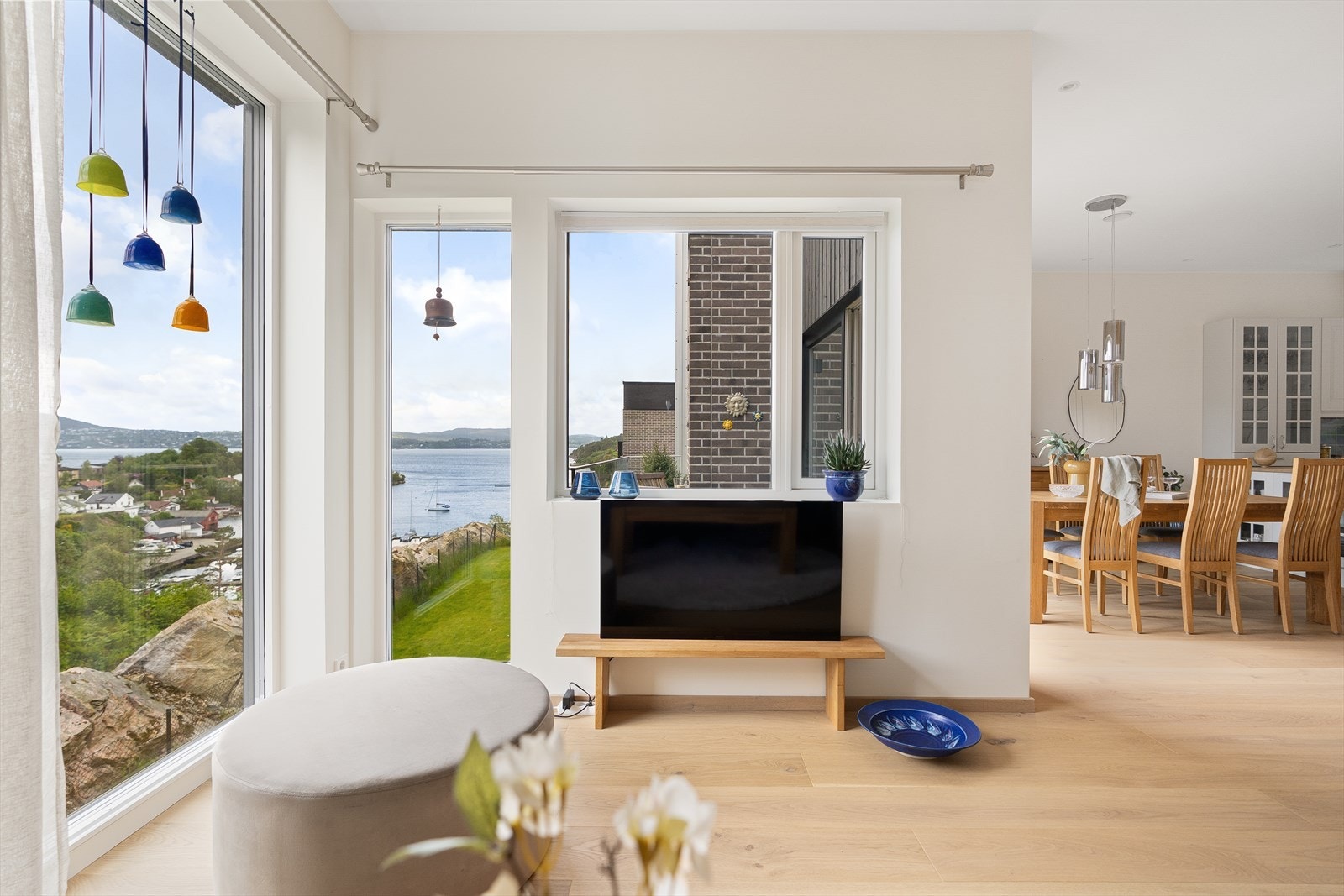 Fra stuen er det også gode lysforhold fra store vinduer. Her ser man også innseilingen til Bergen. Galleribilde