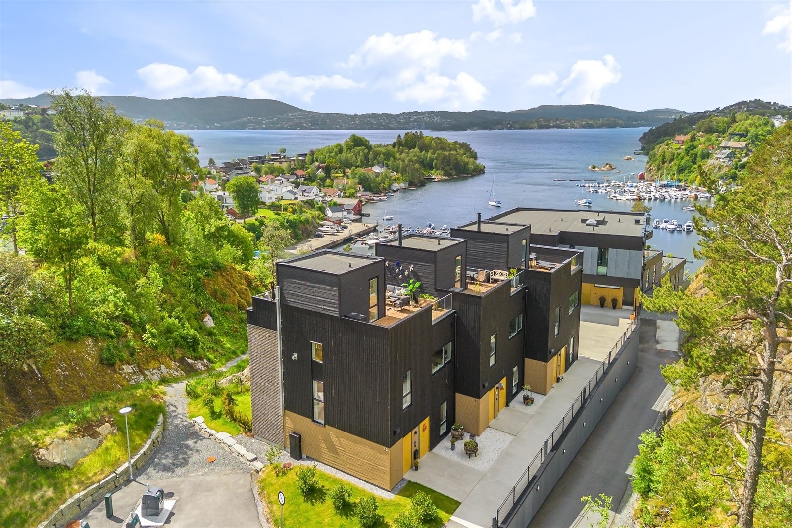 Dette er et nyere sameie i moderne stil. Garasje i underetasjen. Sti til sjøen med badeplass. Galleribilde