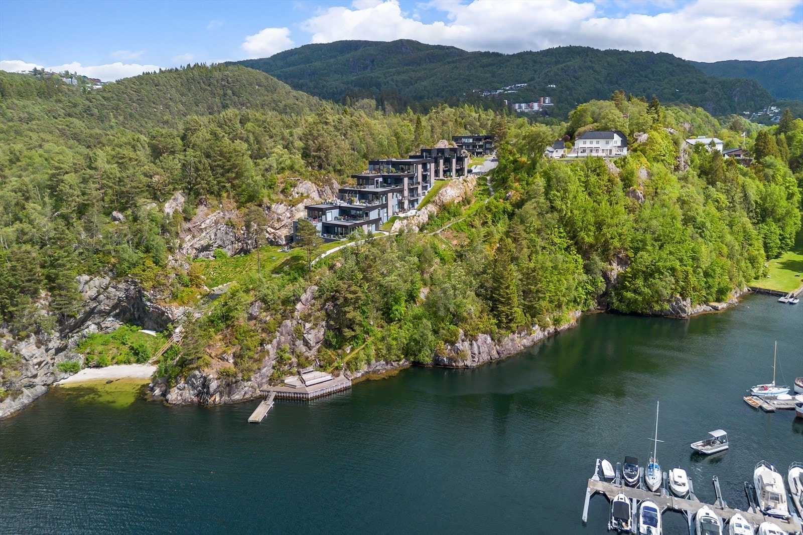 Ligger nydelig til med nærhet til sjø og Bergen Golfklubb. Mulighet for båtplass i marina om ledig. Galleribilde