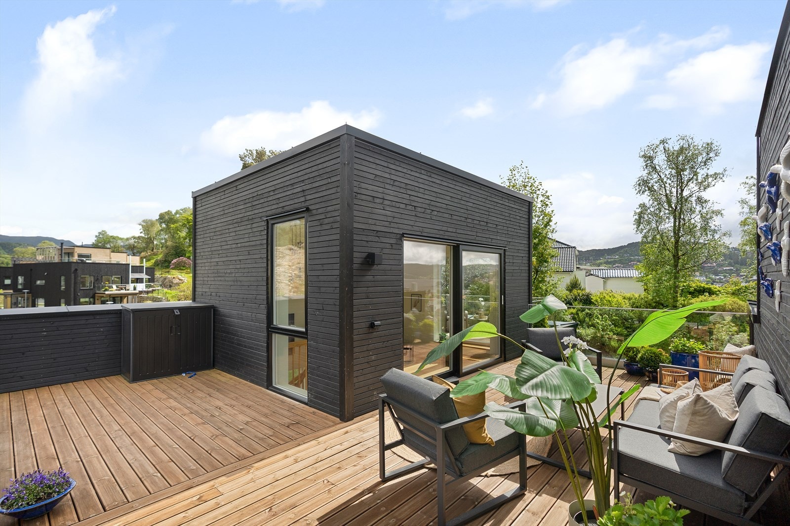 Fra takterrassen er det utsikt fra flere sider. Og her kan man flytte seg rundt med solen. Galleribilde