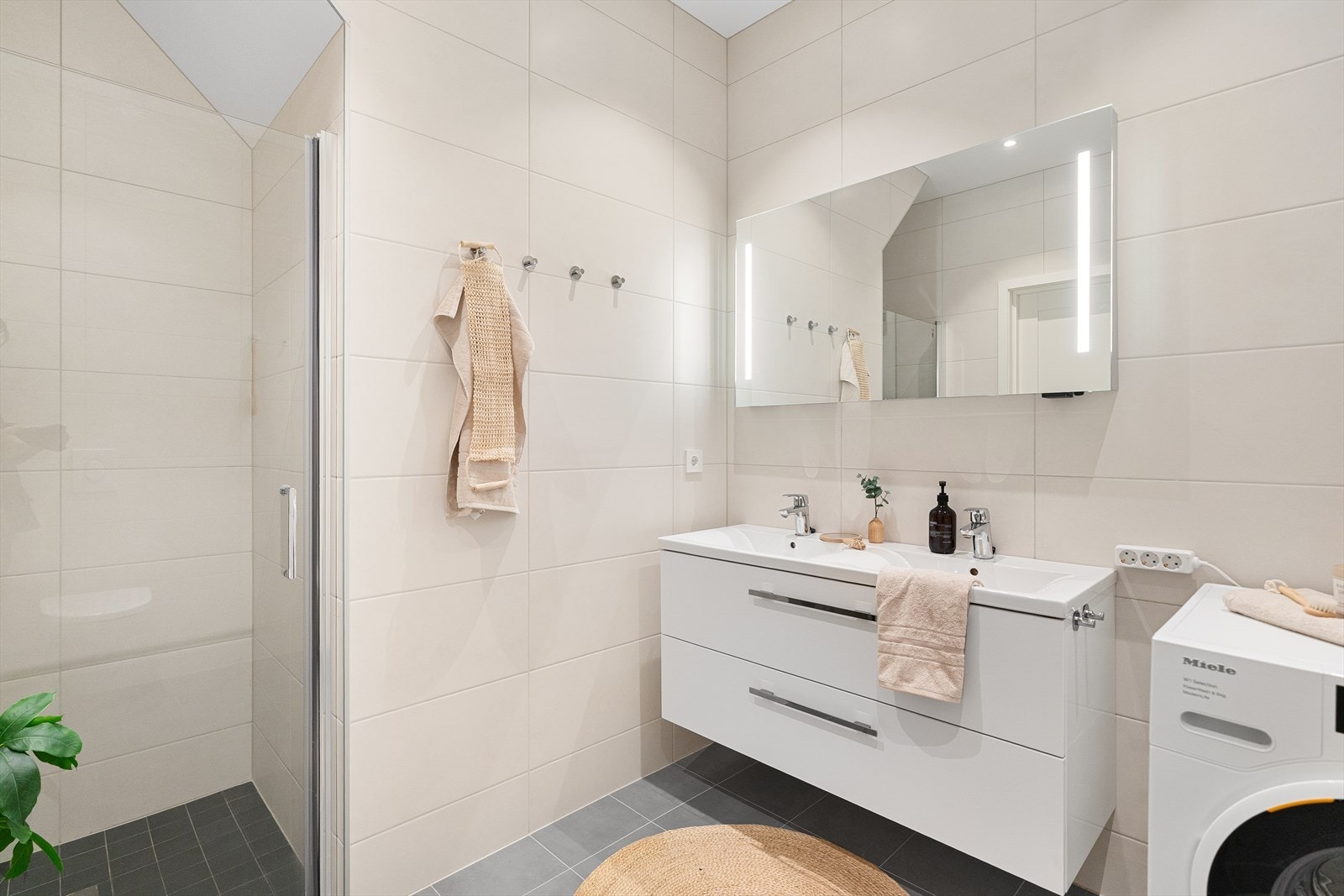 Hovedbad i 1 etg. er helfliset med varme i gulv. Opplegg for vaskemaskin og tørketrommel. Vask, dusj og wc. Galleribilde