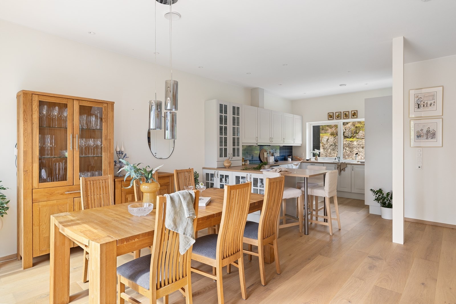 Åpen kjøkkenløsning med godt med skapplass og en liten barløsning. Galleribilde