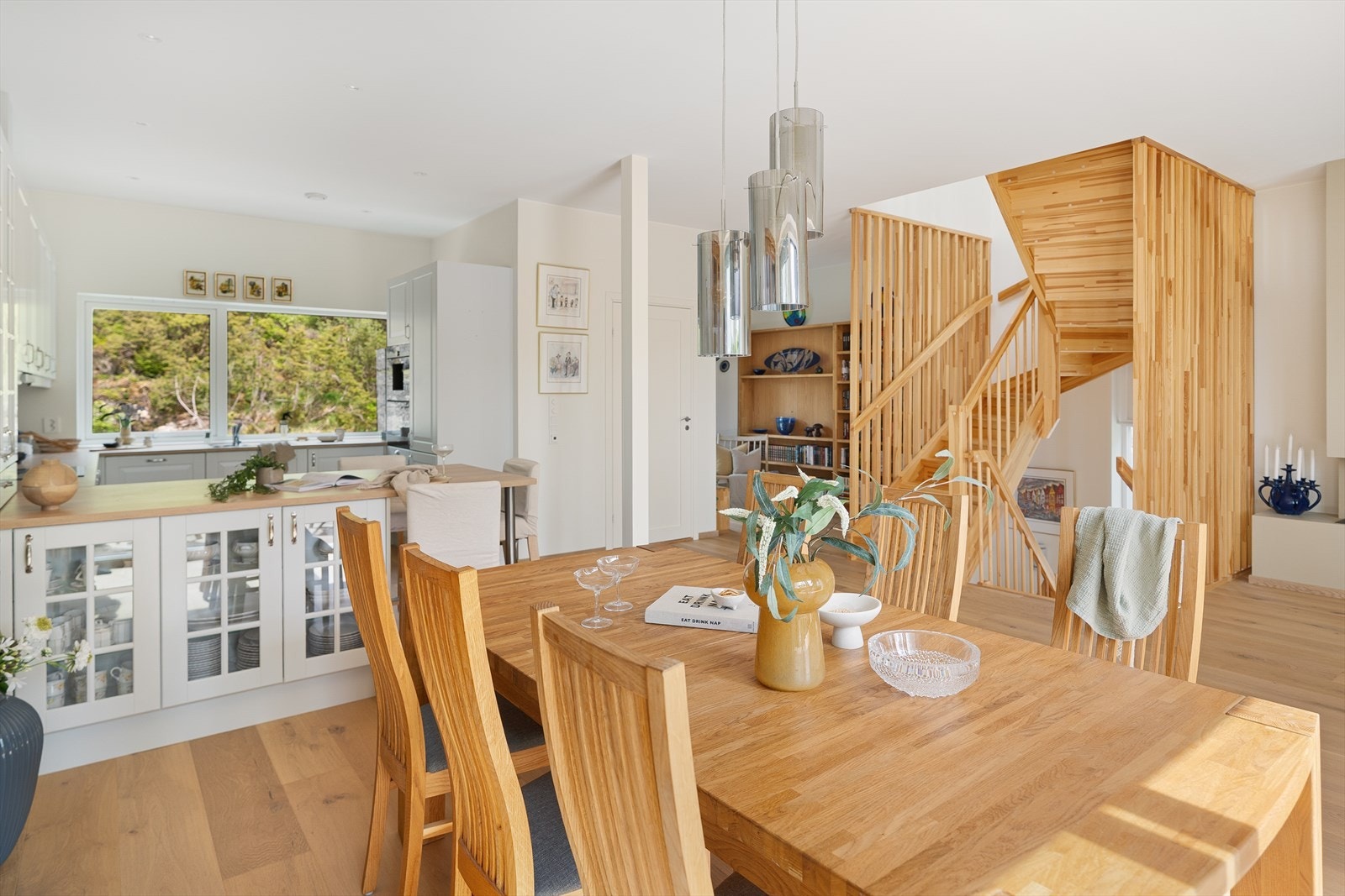 Det er skap med glass mot spisestue. Galleribilde