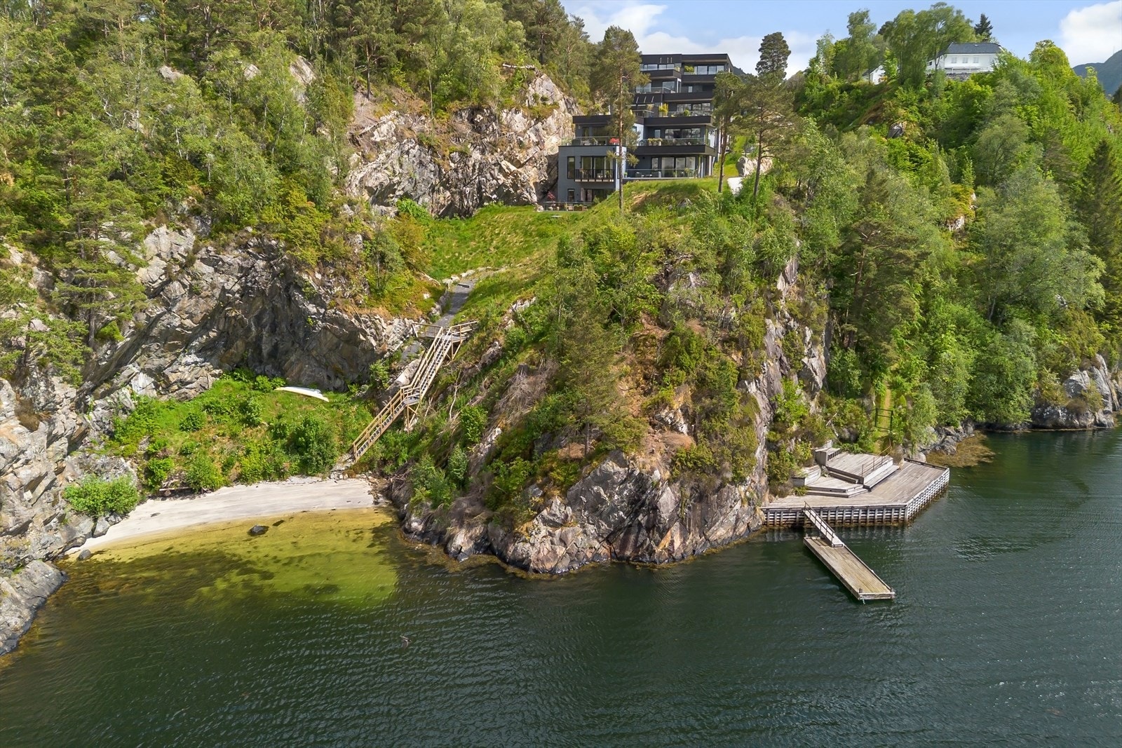 Sameiet har tilgang til sandstrand rett nedenfor. Galleribilde