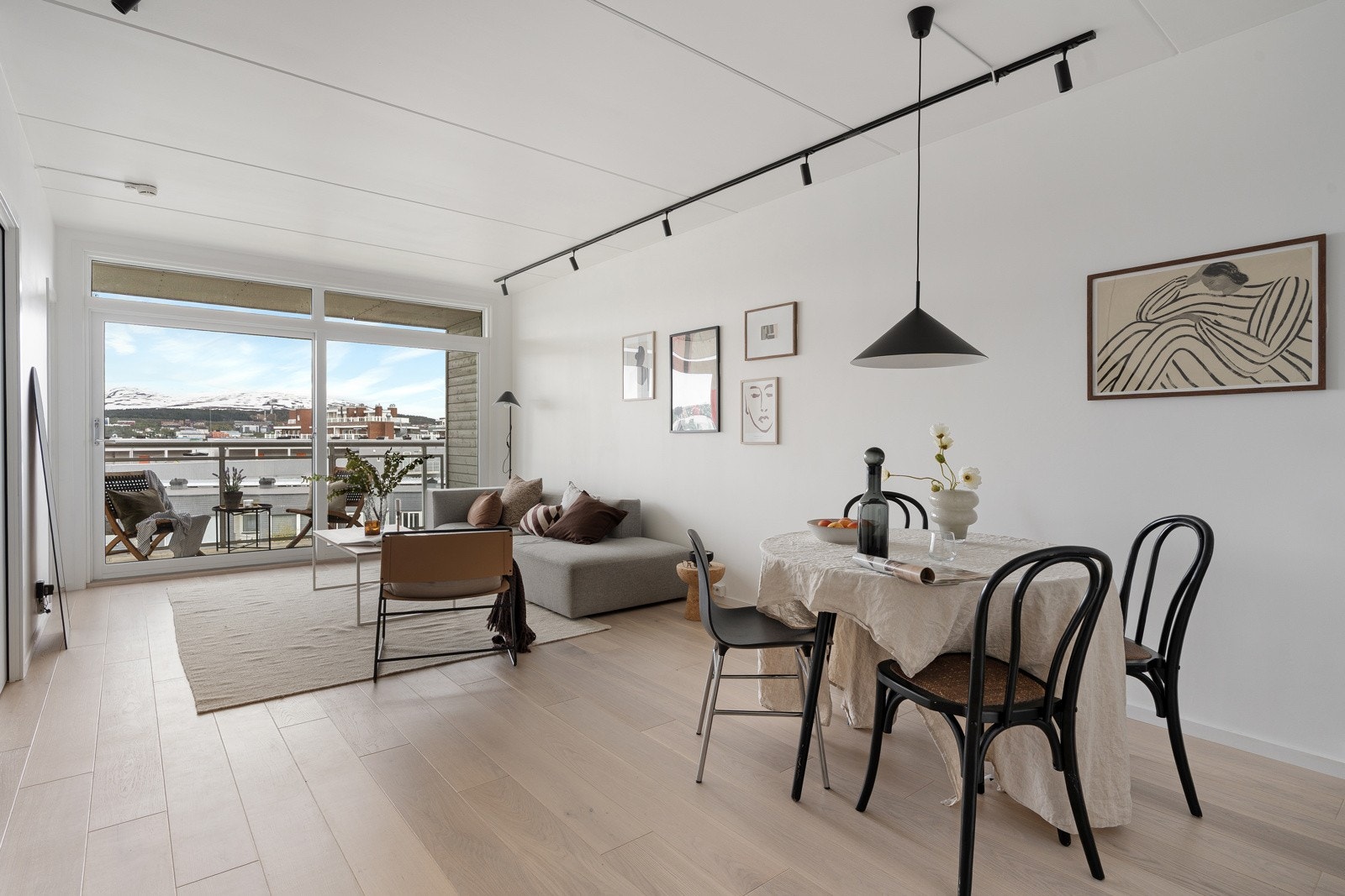 De store vindusflatene sikrer godt med innslipp av naturlig lys.