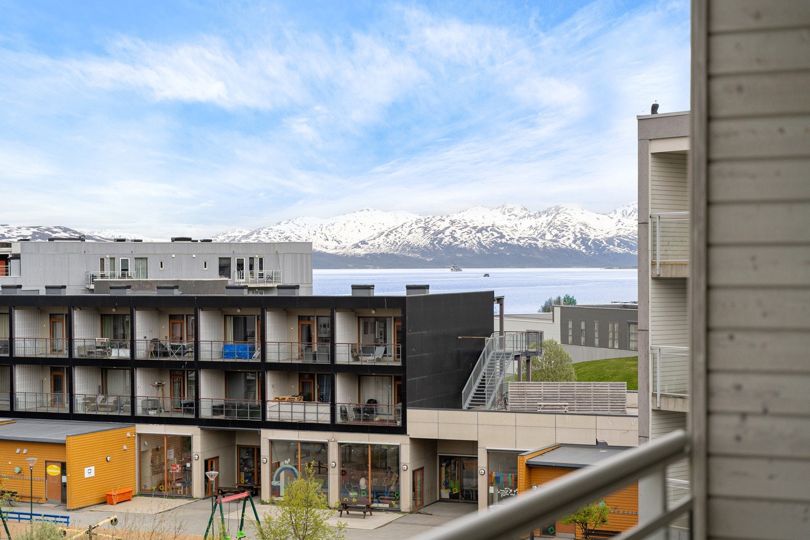 Fra blokken har du umiddelbar nærhet til dagligvare, barnehage, treningssenter og flotte turområder m.m.