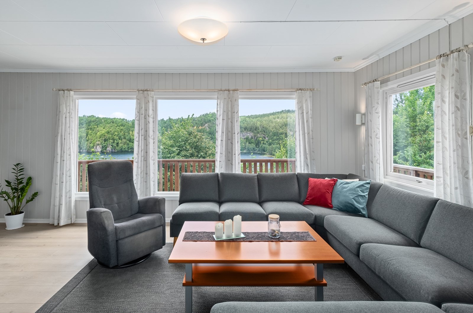 Store vinduer som gir naturlig lysinnslipp til stuen Galleribilde