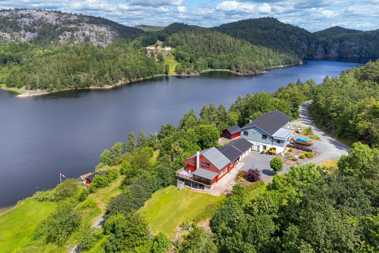 Flott beliggenhet langs vannet med nydelig utsikt Galleribilde