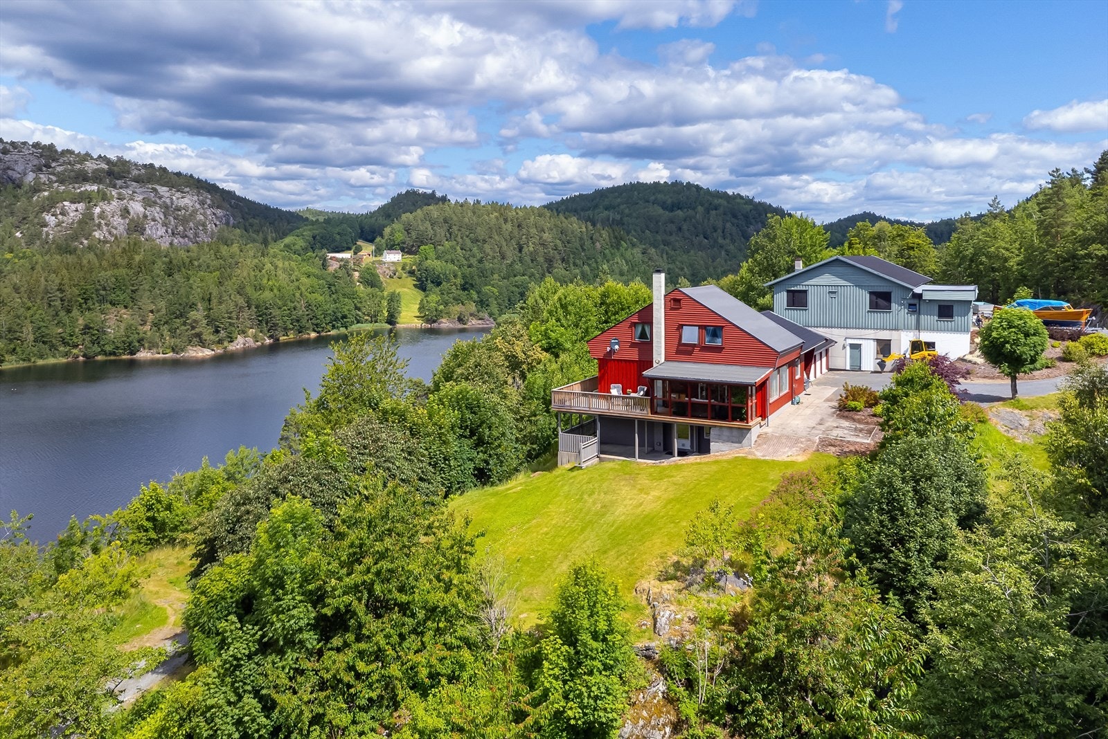 Eiendommen har romslig hage, bed og beplantninger Galleribilde