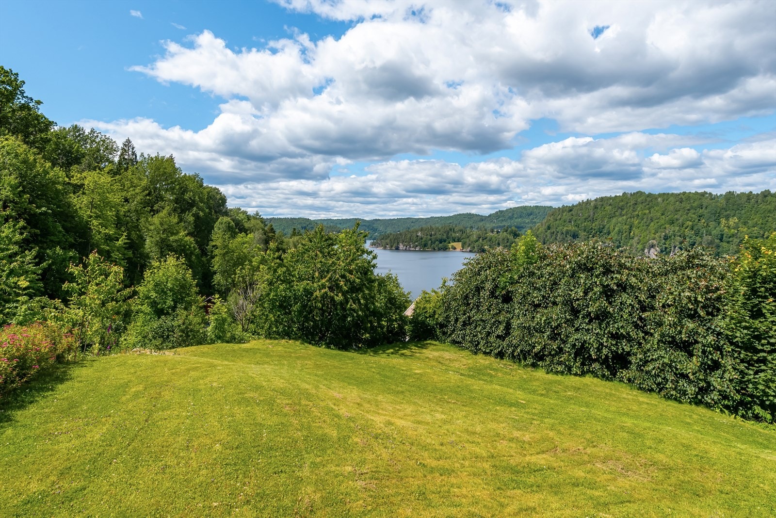 Romslig hage med god plass til lek og moro Galleribilde
