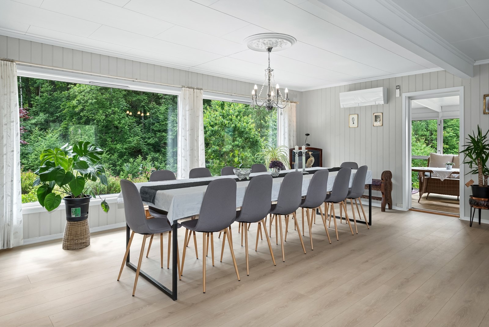 Stuen varmes opp av varmepumpe og vedovn Galleribilde