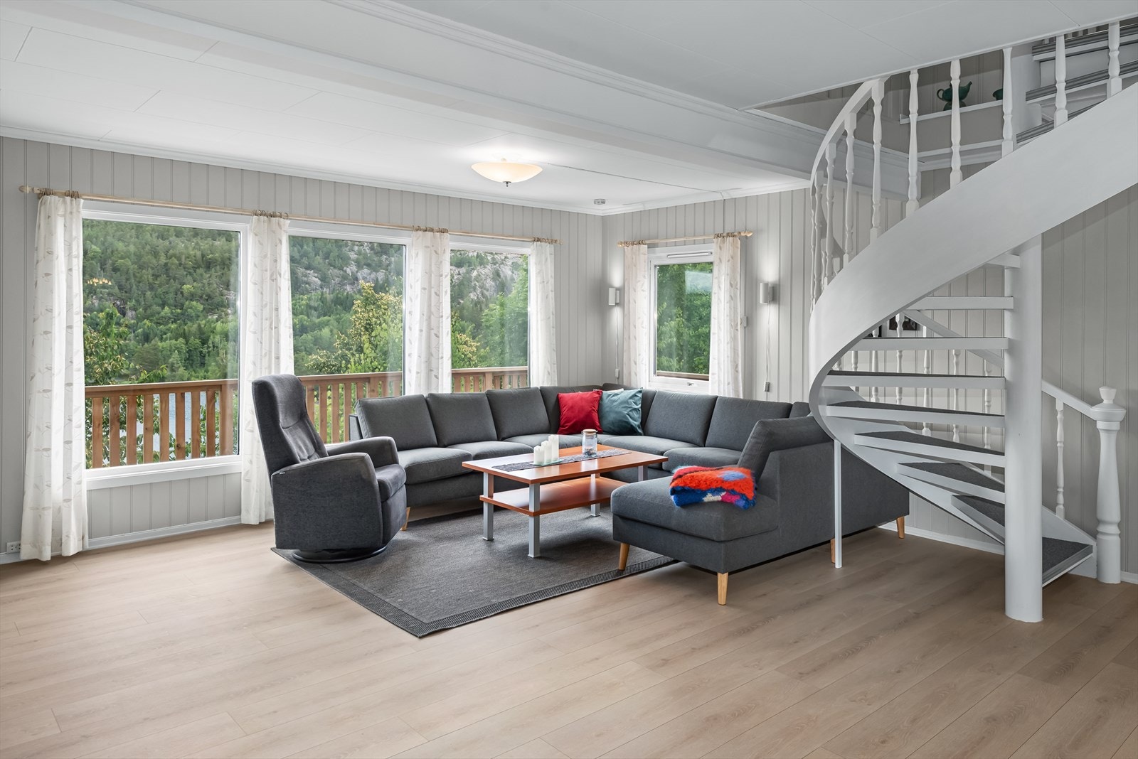 Stue med fin utsikt over fjorden Galleribilde