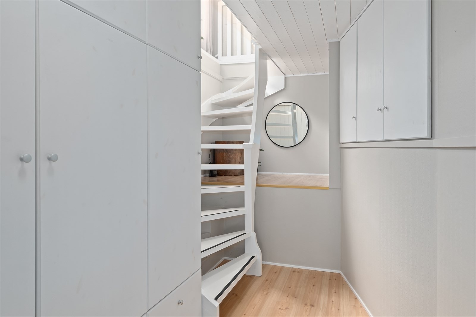 Gang med garderobeskap Galleribilde