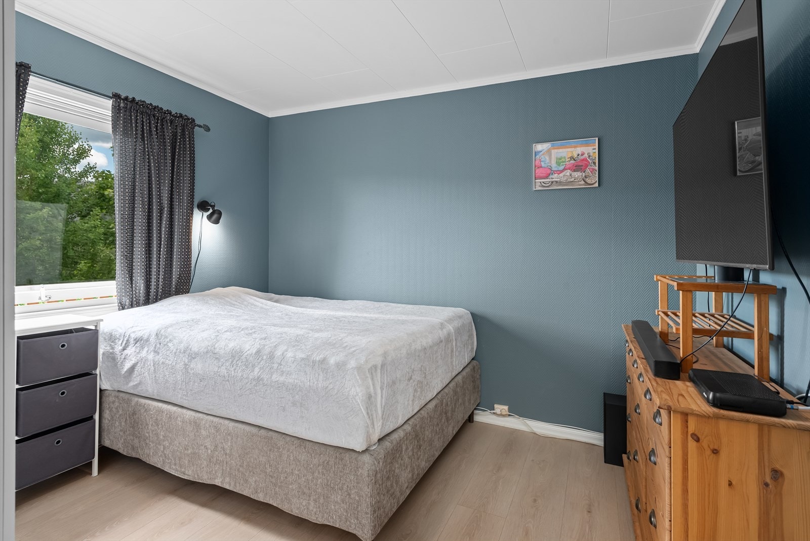 Soverom med god plass til dobbeltseng Galleribilde