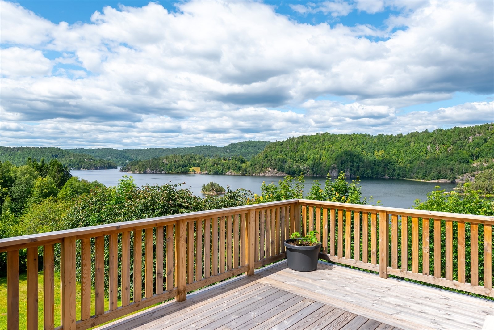 Utsikt over Nævestadfjorden Galleribilde