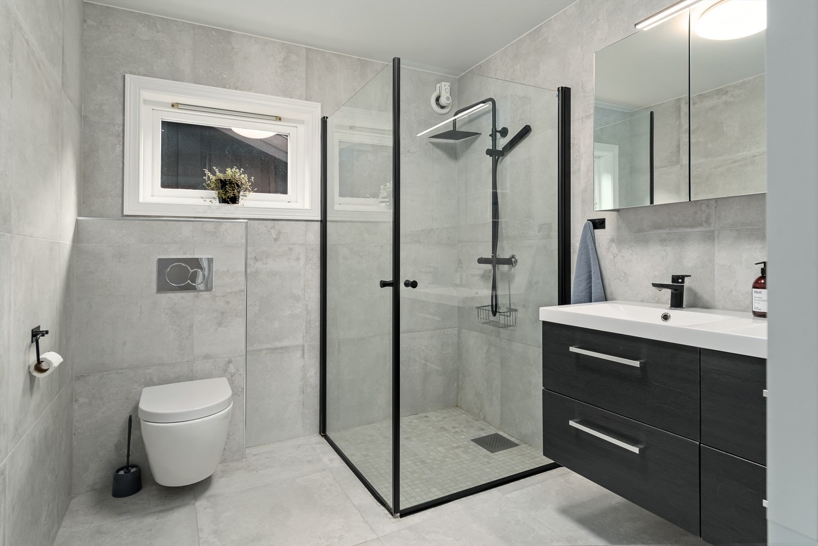 Pent flislagt bad med dusj, servant og toalett Galleribilde