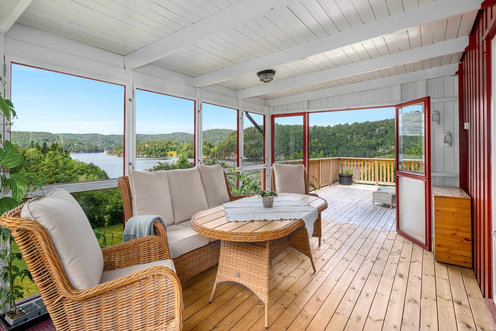 Hyggelig utestue med plass til sittegruppe - perfekt for regnfulle sommerdager Galleribilde