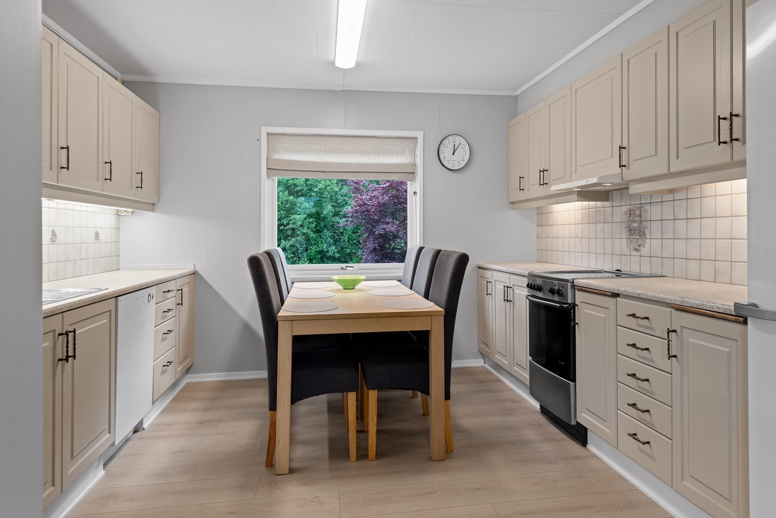 Kjøkkenet har over - og underskap, god plass til oppbevaring Galleribilde