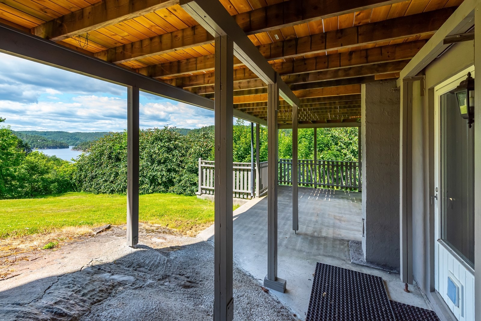 Fra underetasje har man egen utgang til hagen Galleribilde