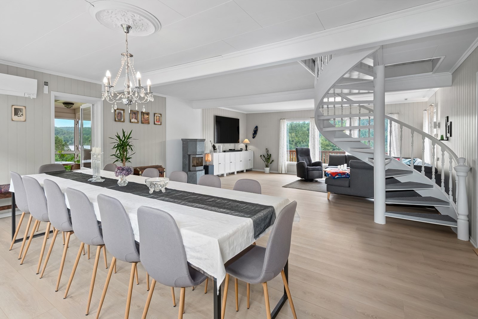 Stor stue med god plass til spisebord og sofagruppe Galleribilde