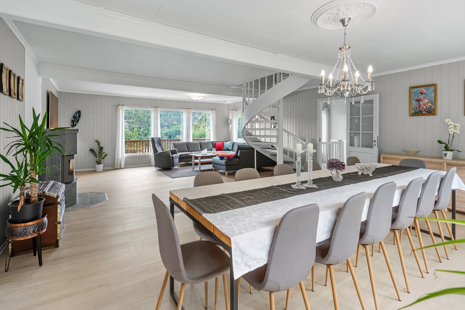 Stue med trappeadkomst til loftsetasje Galleribilde