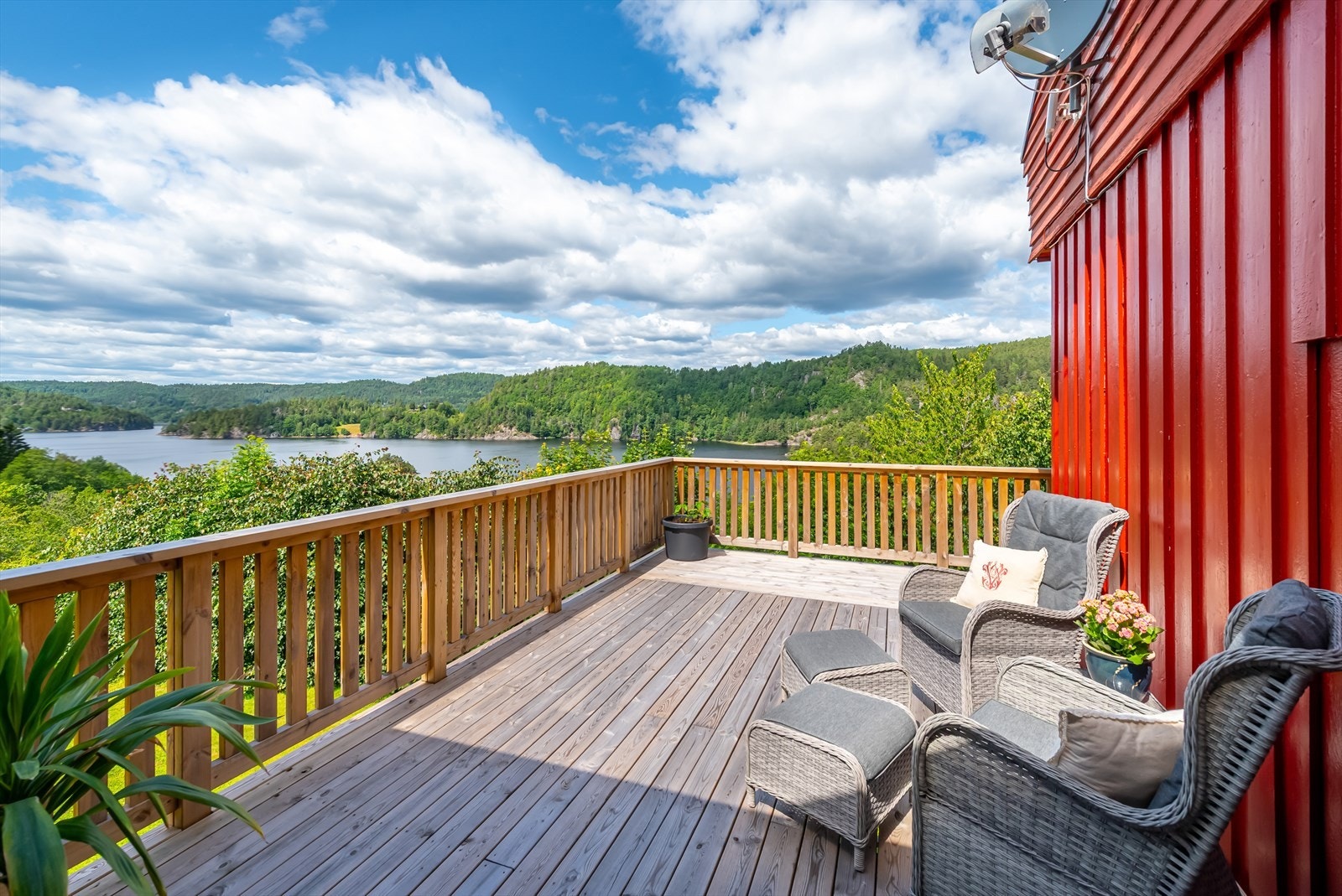 Romslig terrasse med god plass til flere sittegrupper Galleribilde