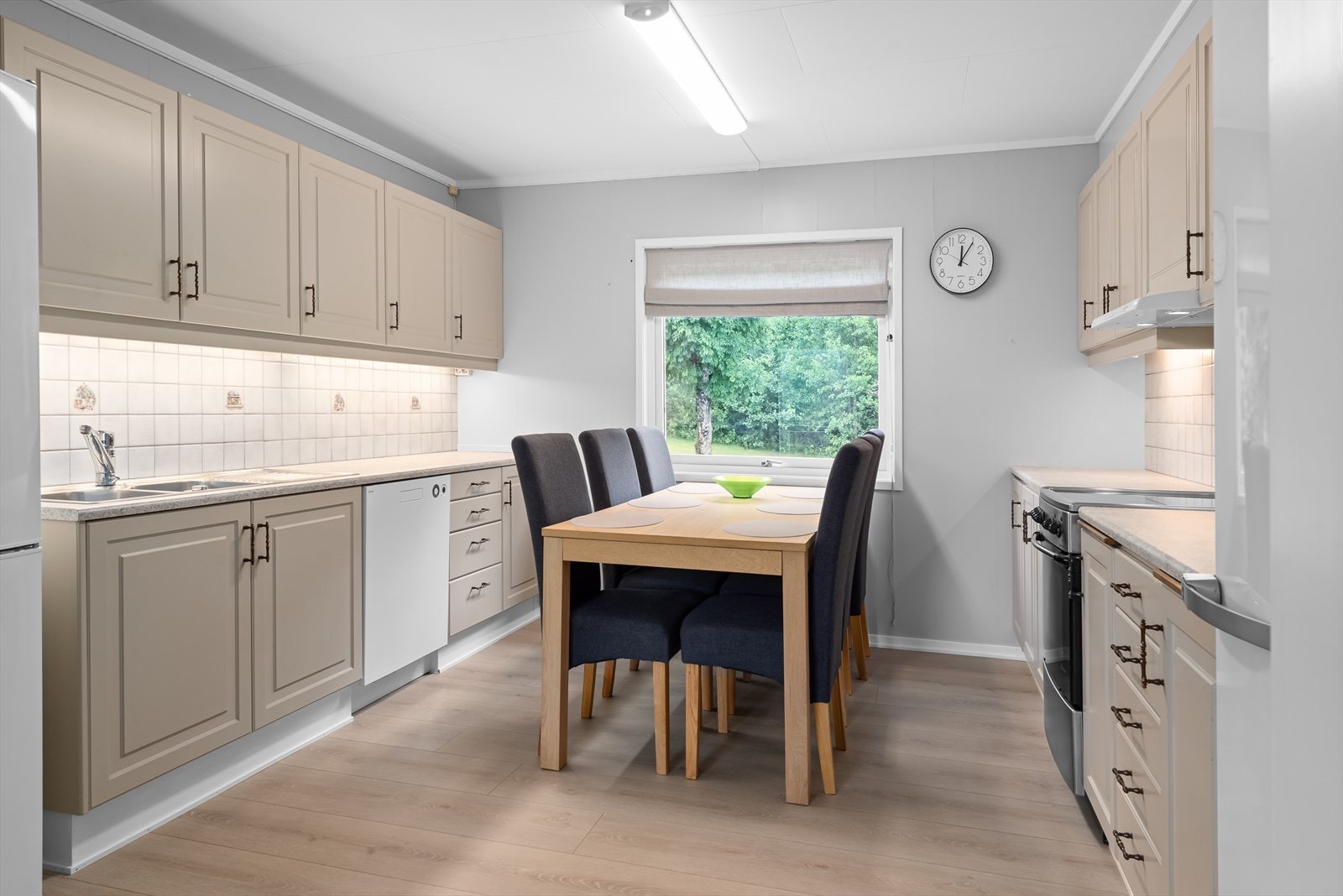 Kjøkken med plass til kjøkkenbord Galleribilde