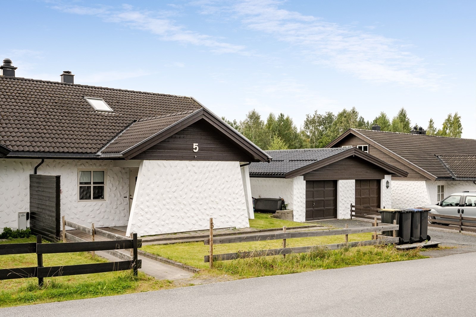 Ved inngangspartiet er det adkomst til en utvendig bod på 3m². I tillegg er det en frittliggende bod i hagen på 6m², samt garasje på 32m². Galleribilde