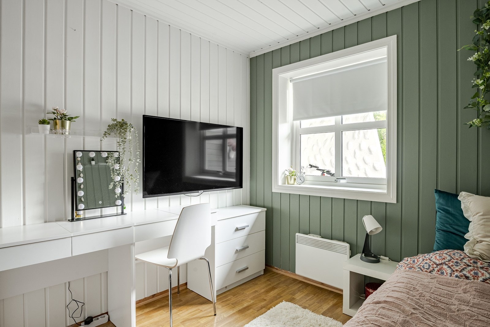 Soverommet har panel på veggene malt i en fin grønnfarge kombinert med lysmalt panel. Galleribilde