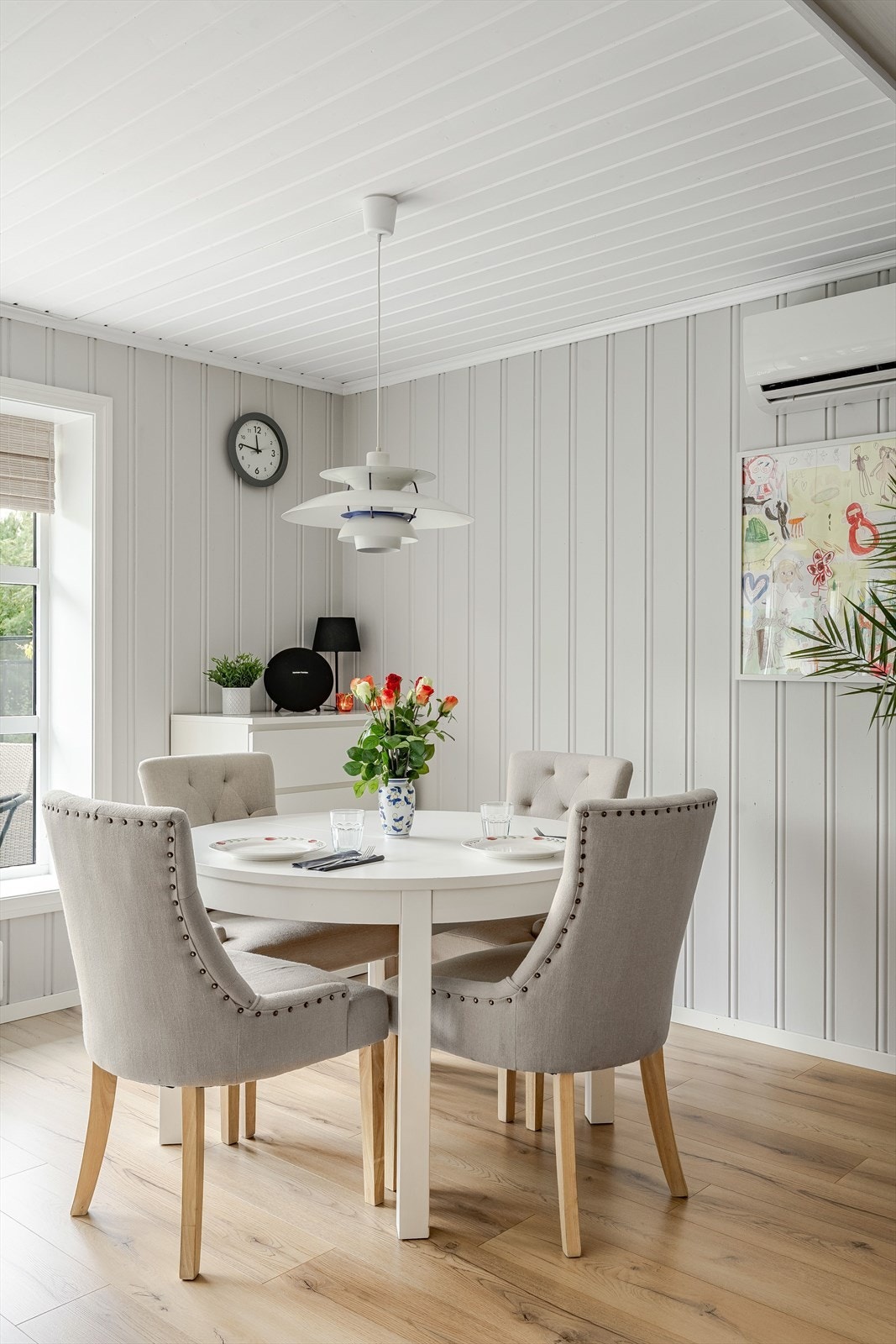 Stuen har god standard med enstavs laminat på gulv, panel på veggene malt i en tidløs lysgrå farge og skjult elektrisk anlegg. Galleribilde