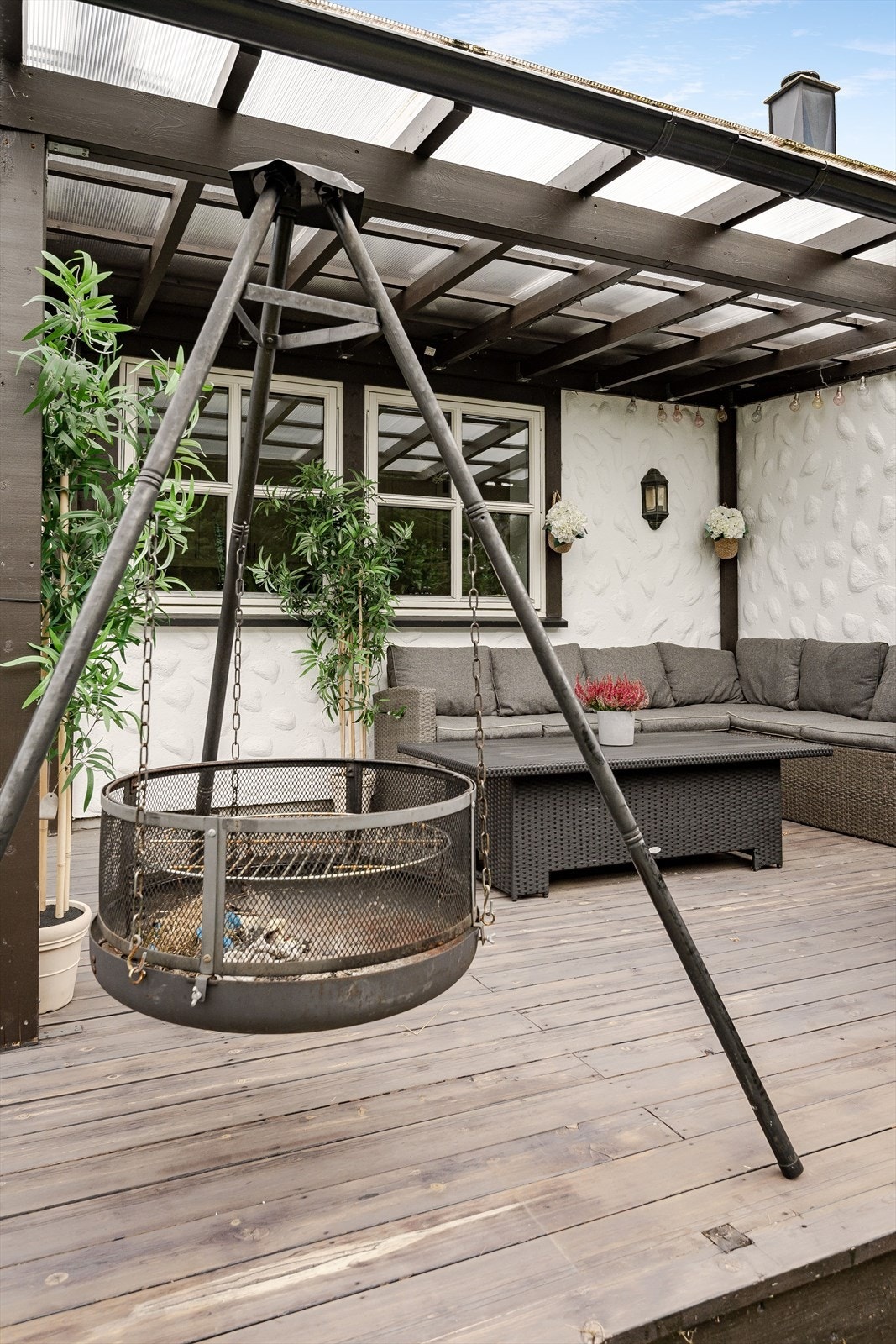 Deler av terrassen har pergola med tak som gir en lun og koselig uteplass i hjørnet. Galleribilde