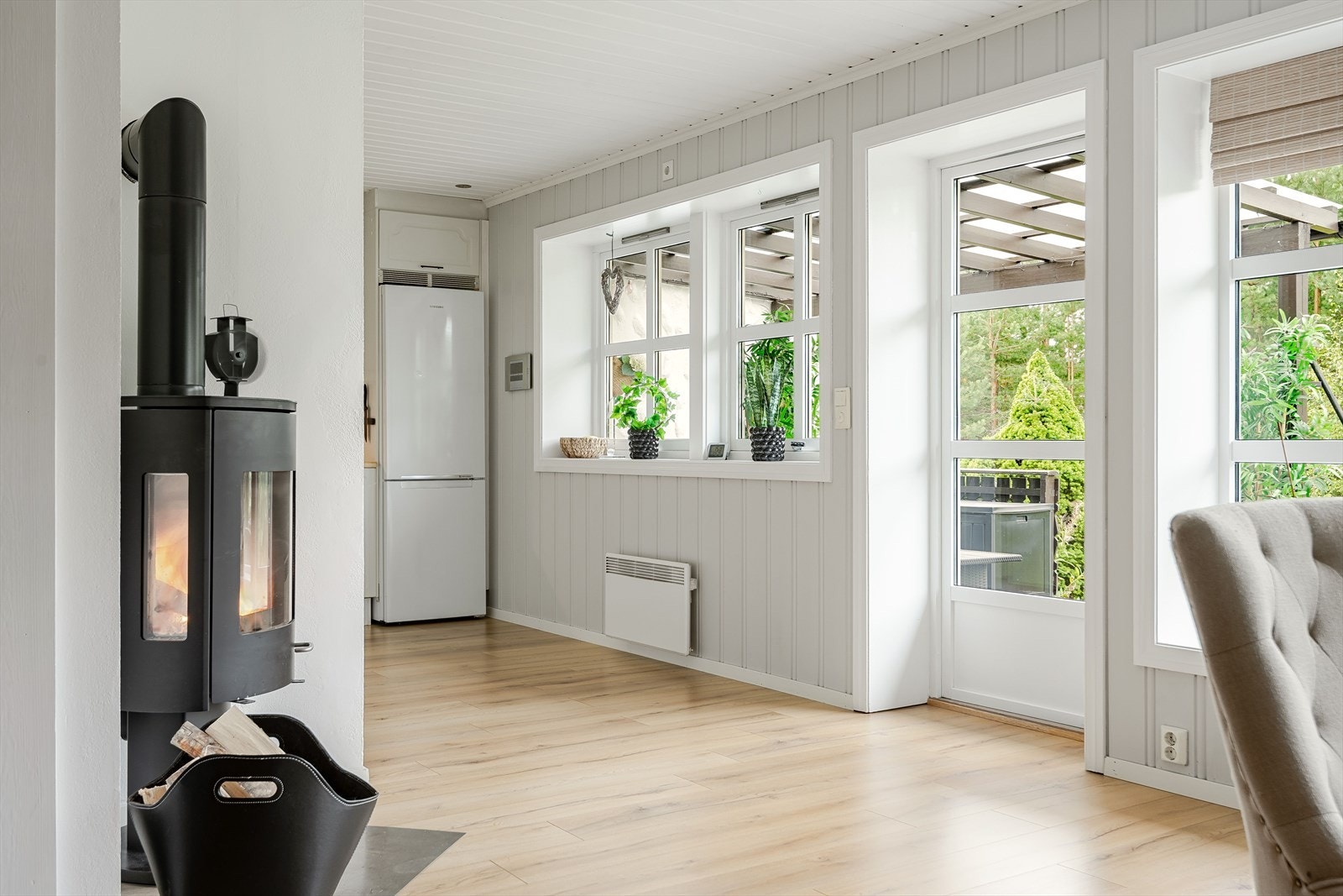 Vinduene har fine brede vinduskarmer som er perfekte for planter og dekor. Det er også plass til et koselig frokostbord i tilknytning til kjøkkenet. Galleribilde