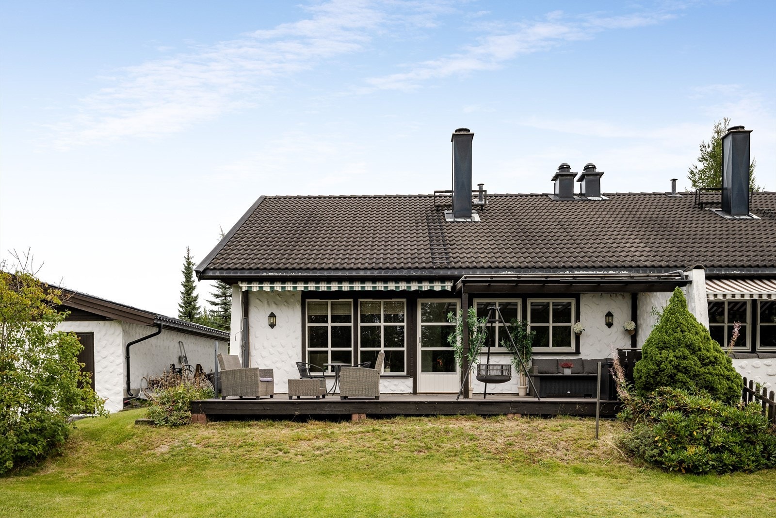 En lys og koselig del av vertikaldelt tomannsbolig fra 1999. Fra stuen har du utgang til en solrik sydvestvendt terrasse og hage som grenser til friarealer. Galleribilde