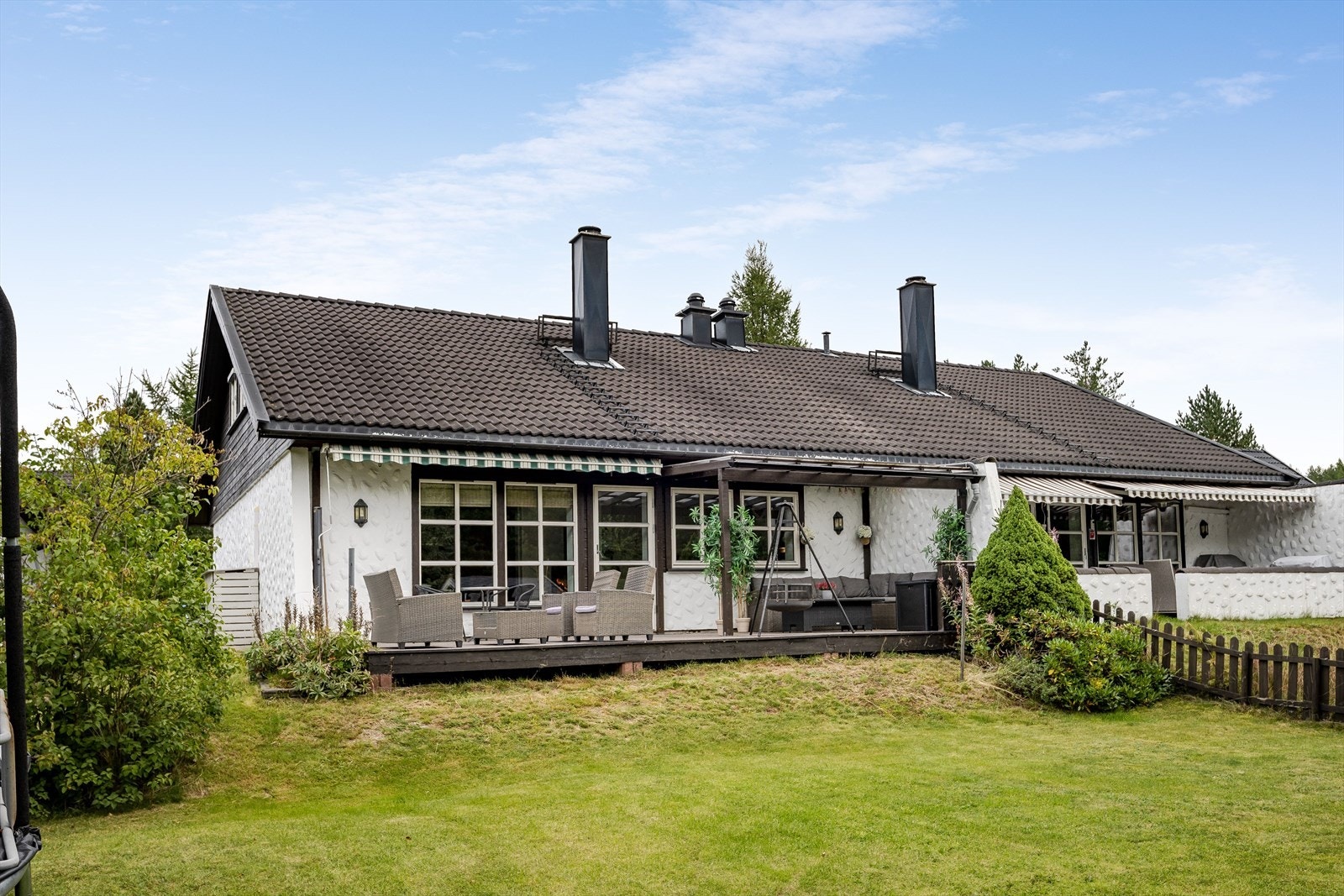 På terrassen har du god plass til flere sittegrupper og utemøbler etter eget ønske. Det er også montert markise og utebelysning. Galleribilde