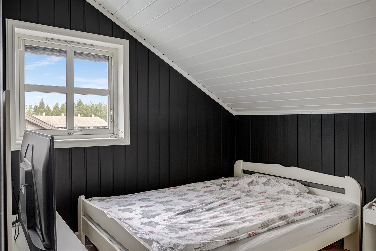 Her har du plass til dobbeltseng med tilhørende nattbord og kommoder. Galleribilde