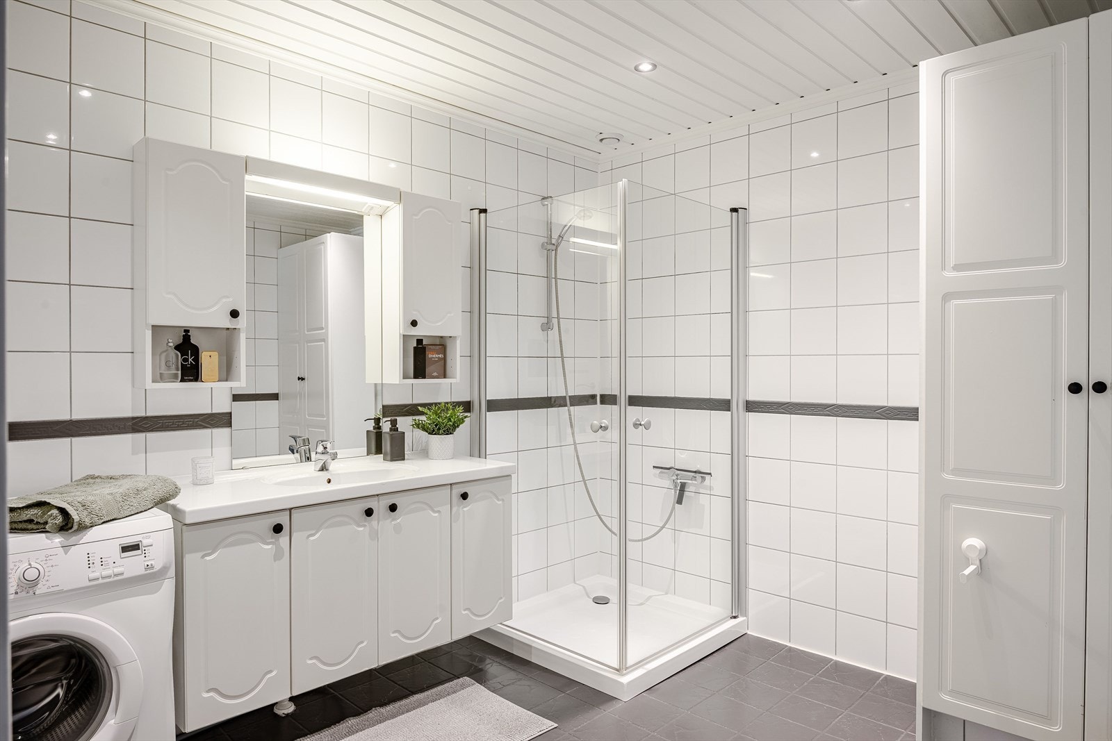 Bolien har et lyst og pent flislagt baderom i 1.etasje med downlights i himling og opplegg for vaskemaskin. Galleribilde